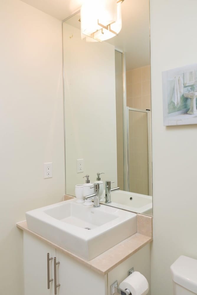 Sarkar Suites - Maple Leaf Square