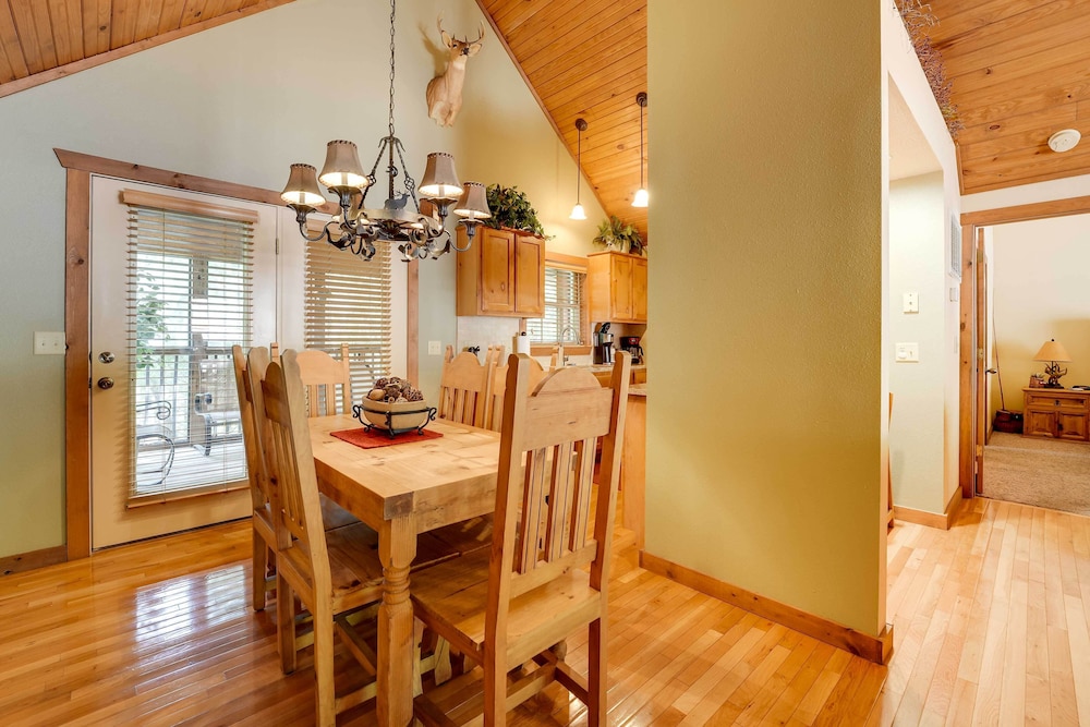 Screened Deck: Cozy Branson West Cabin! view 5