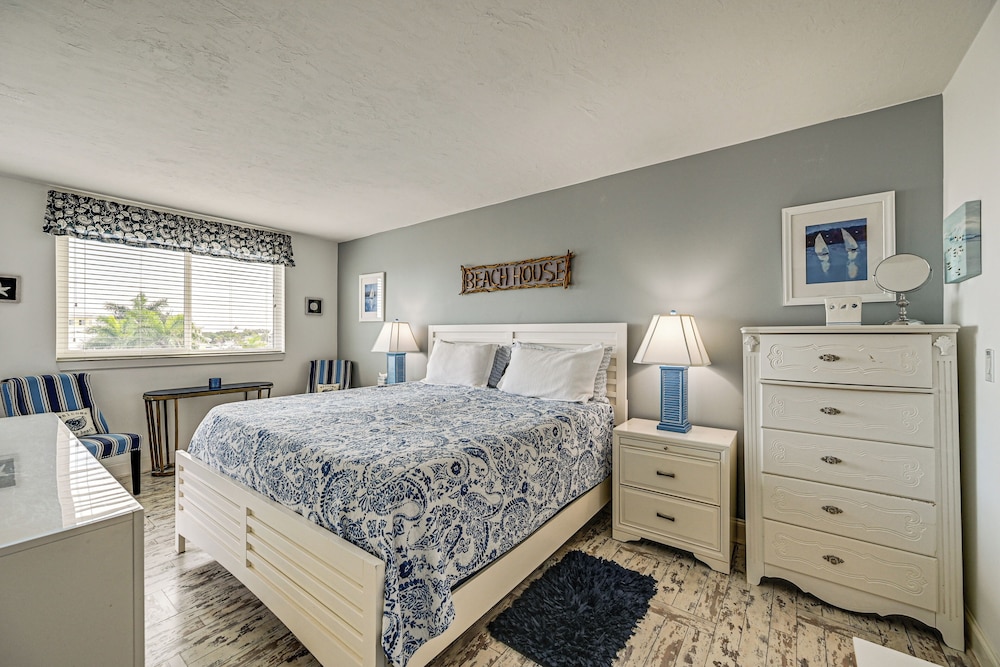 Steps to Naples Bay & Tin City: Condo w/ Pool!