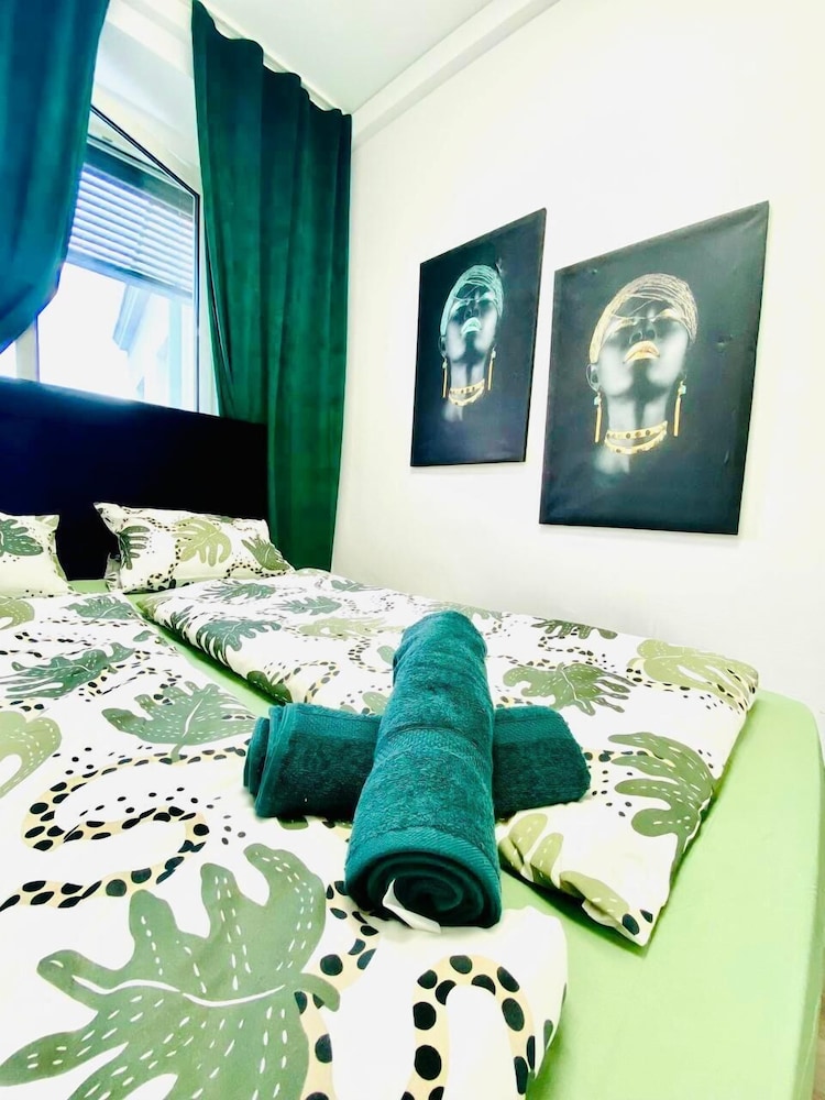 7BR Apt for 15P Near Schönbrunn