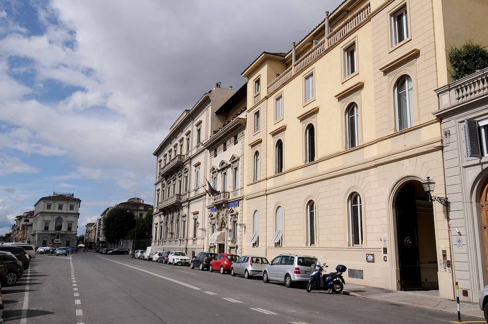 Charming Studio Apartment in Front of the Arno River