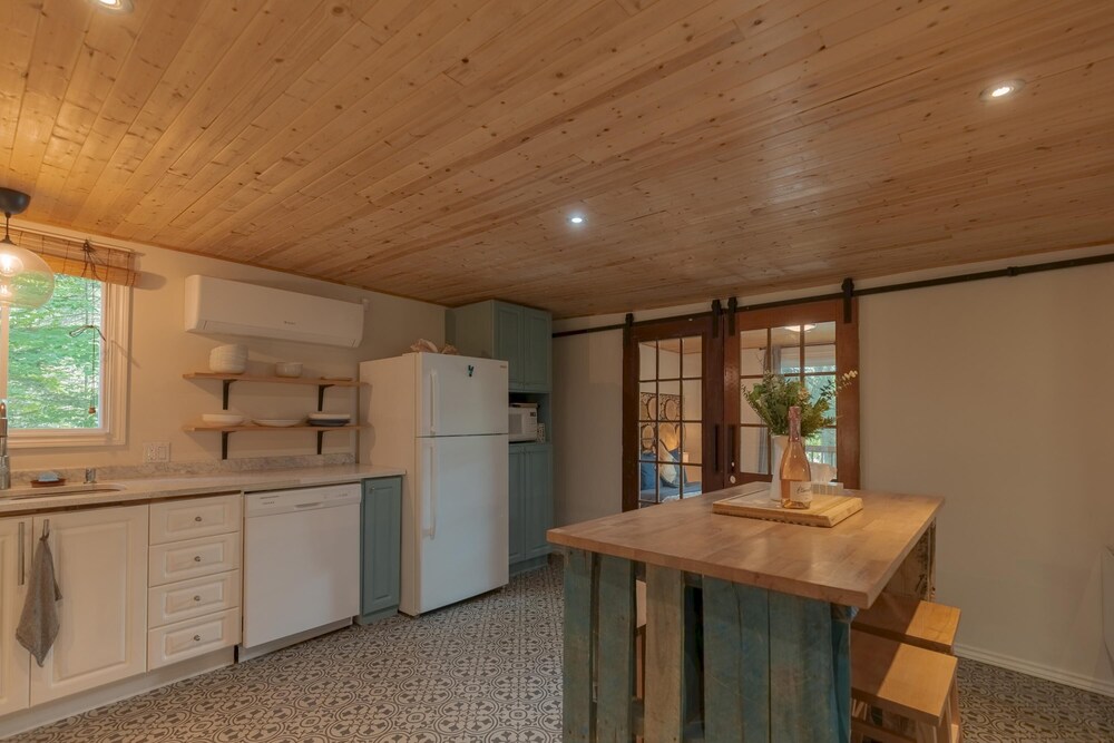 The Phoenix - Riverside Chalet With Beach