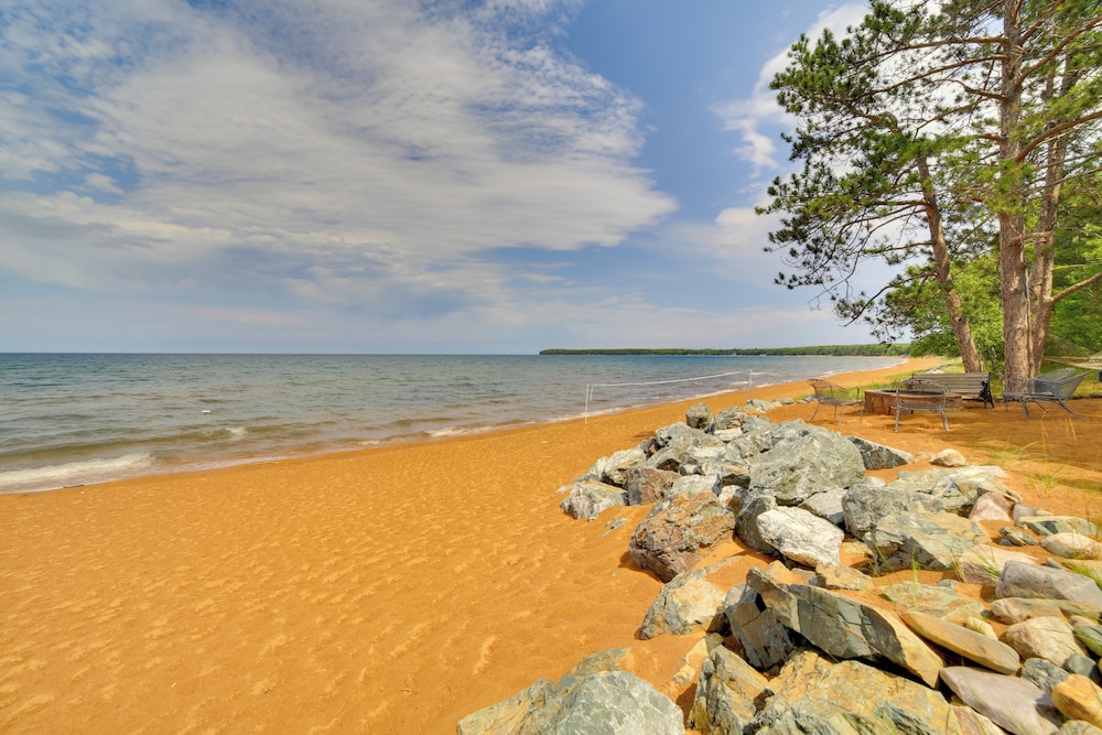 Private Sandy Beach: Lake Superior Group Retreat