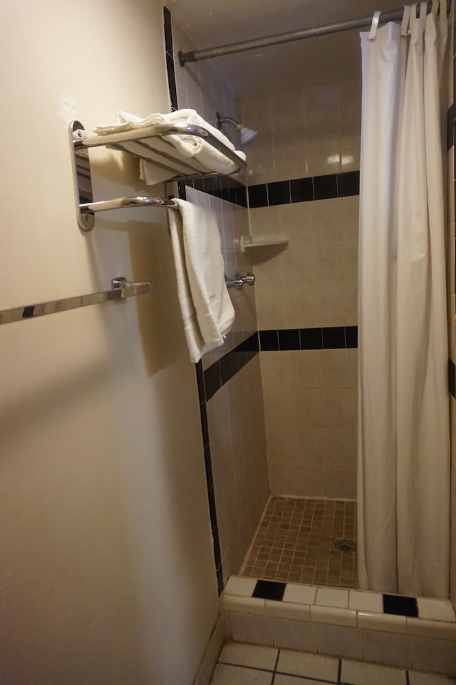 Pearsall Executive Inn