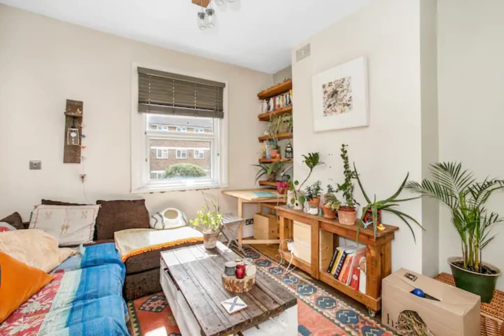 Gorgeous Refurbished 2 Bedroom Apartment With Garden