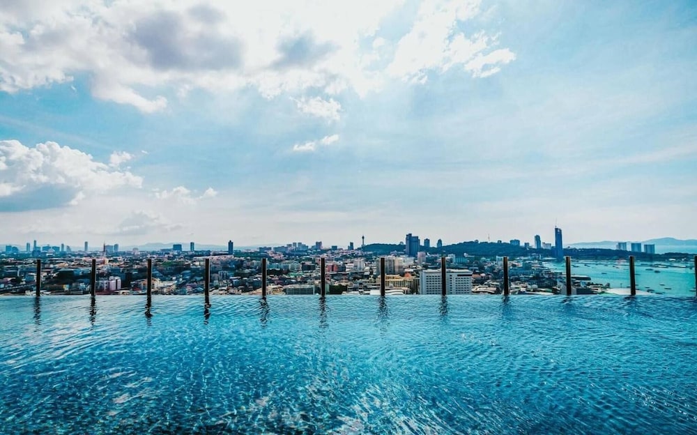 Central Pattaya - Infinity Pool Condo Pattaya View