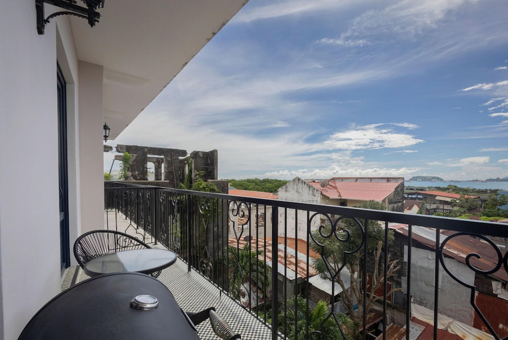 The Gentile Condo by Acomodo Casco Viejo