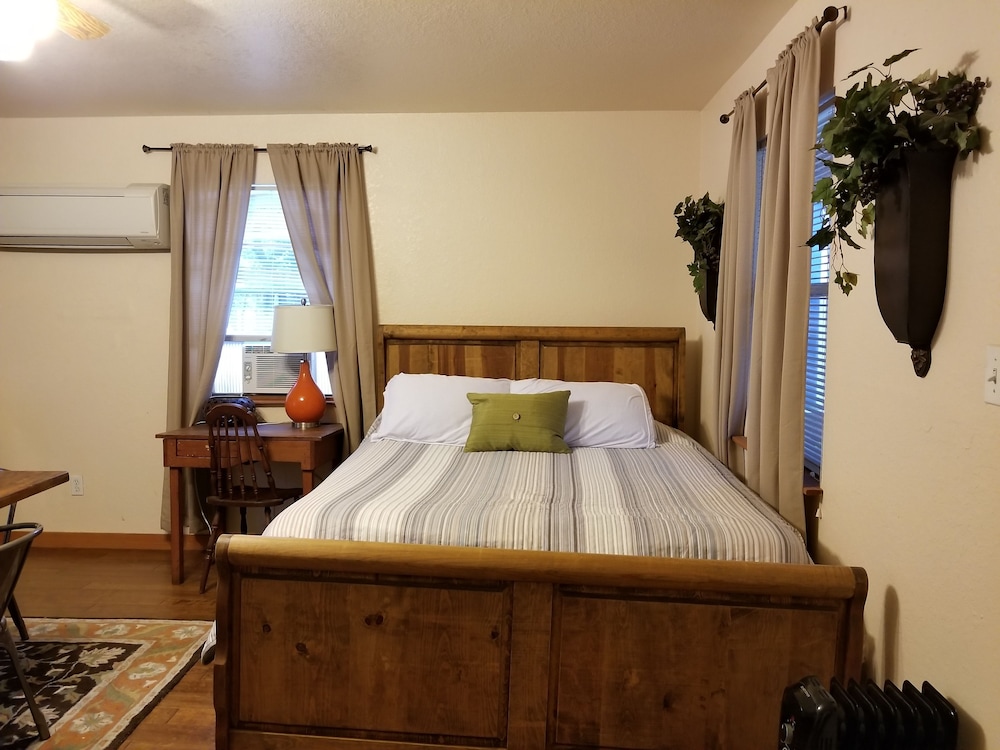 Mendelbaum Winery Guest Cabins