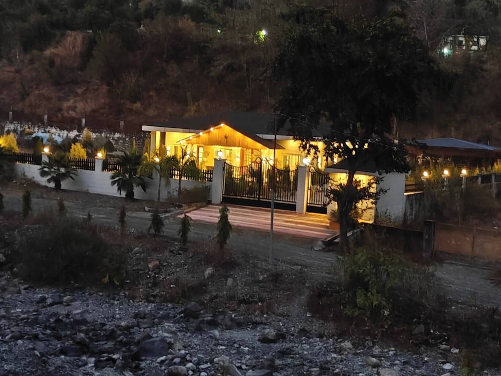 The Paradise - Luxury 3BR Villa Near the Airport in Dehradun