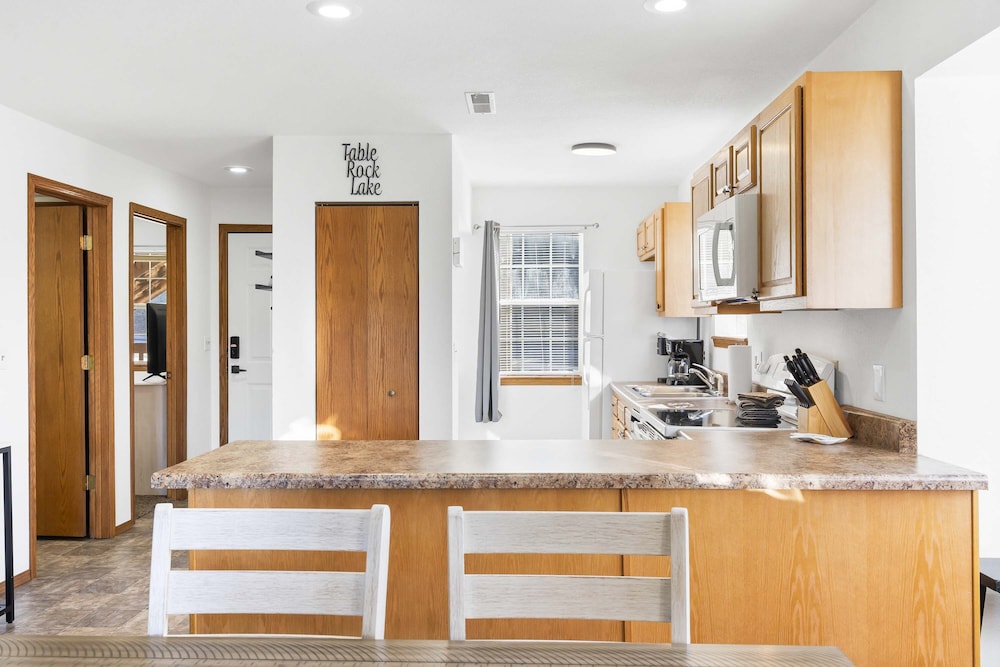 Scenic Lakeview Stay for 5!