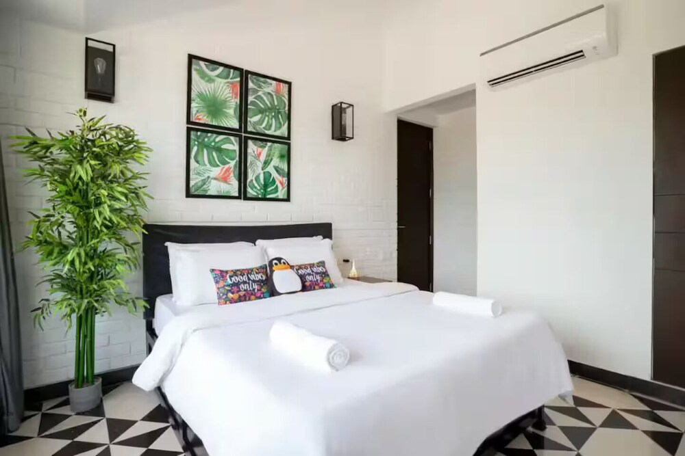 The Coastal Nest - 2BHK by Da Alohas