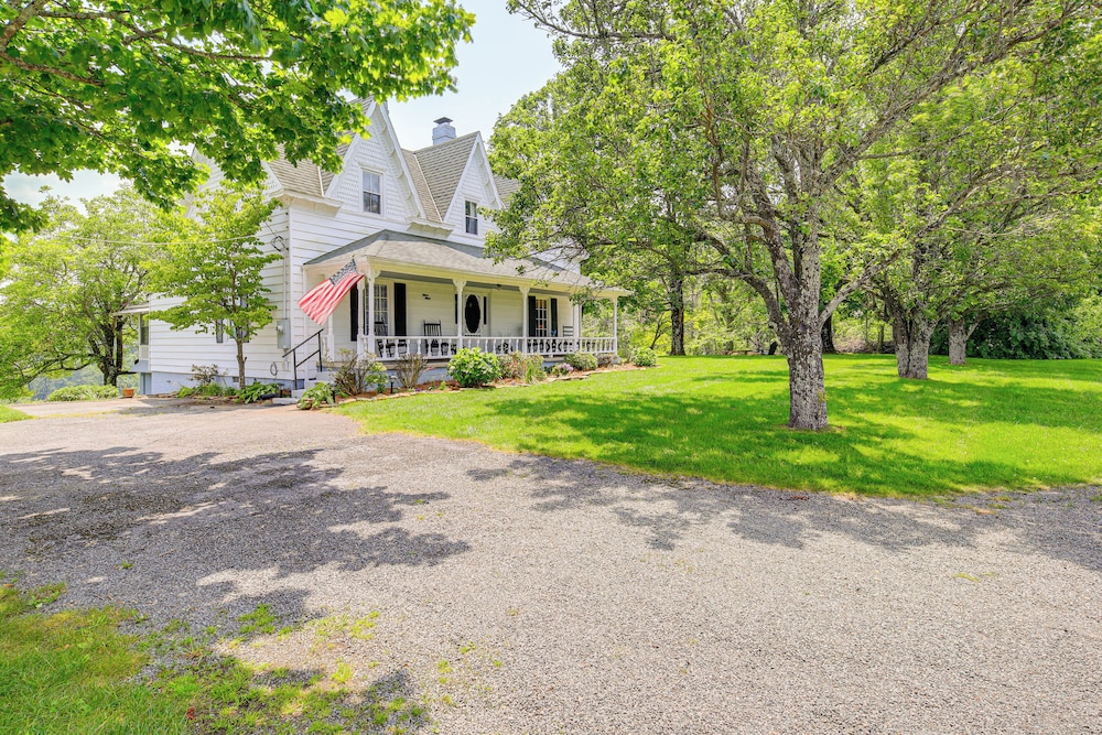 Near Blue Ridge Parkway: Galax Home w/ Mtn Views!