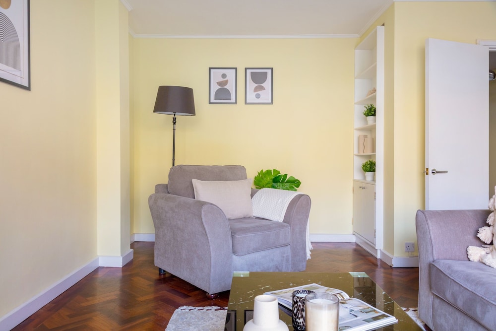 Elegant & Airy 2BR near Regents Park