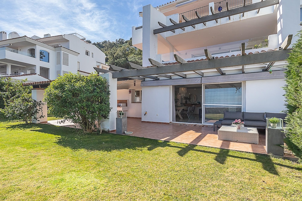 Apt Mairena Forest sea View & Pool