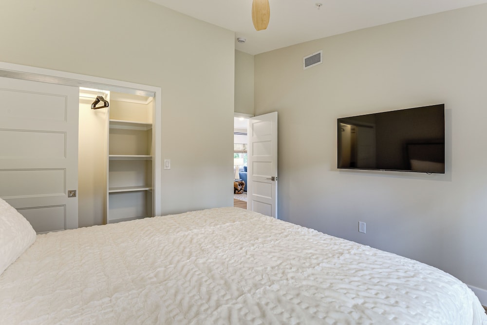 1 Block to Usna Stadium: Modern Annapolis Home!