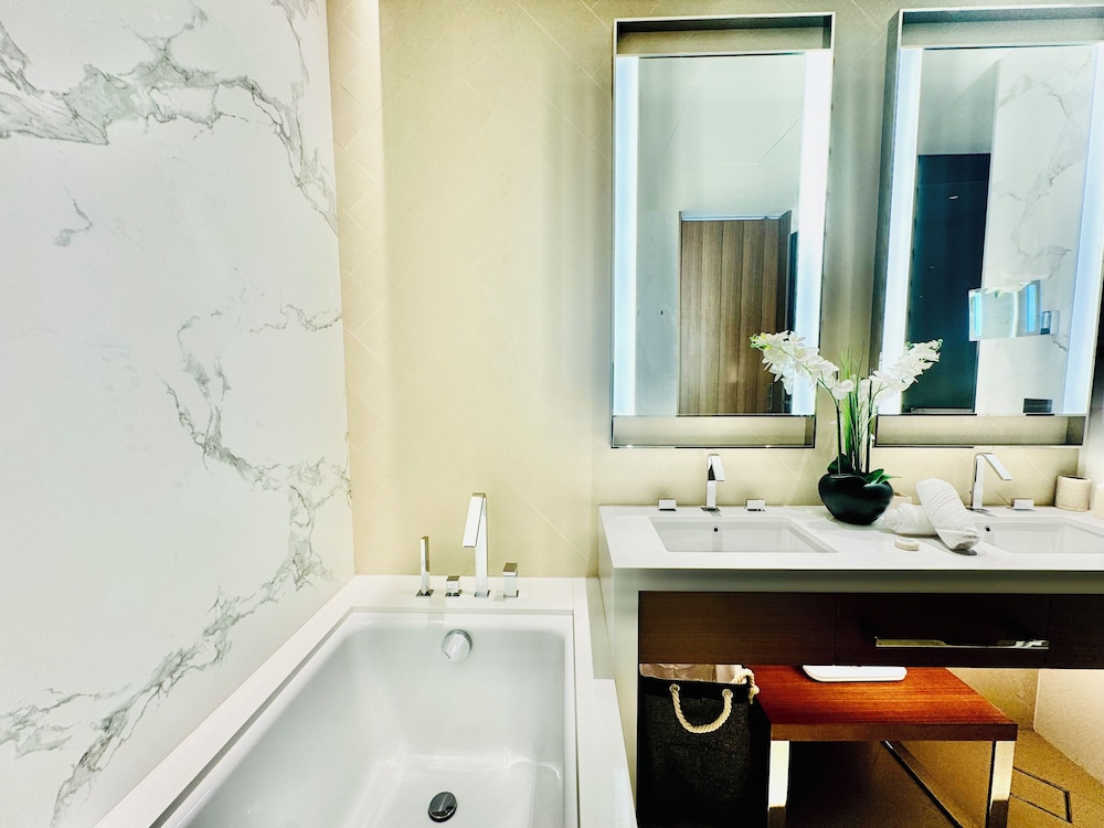 Venduras -Majestic Luxe 2BR Address Opera
