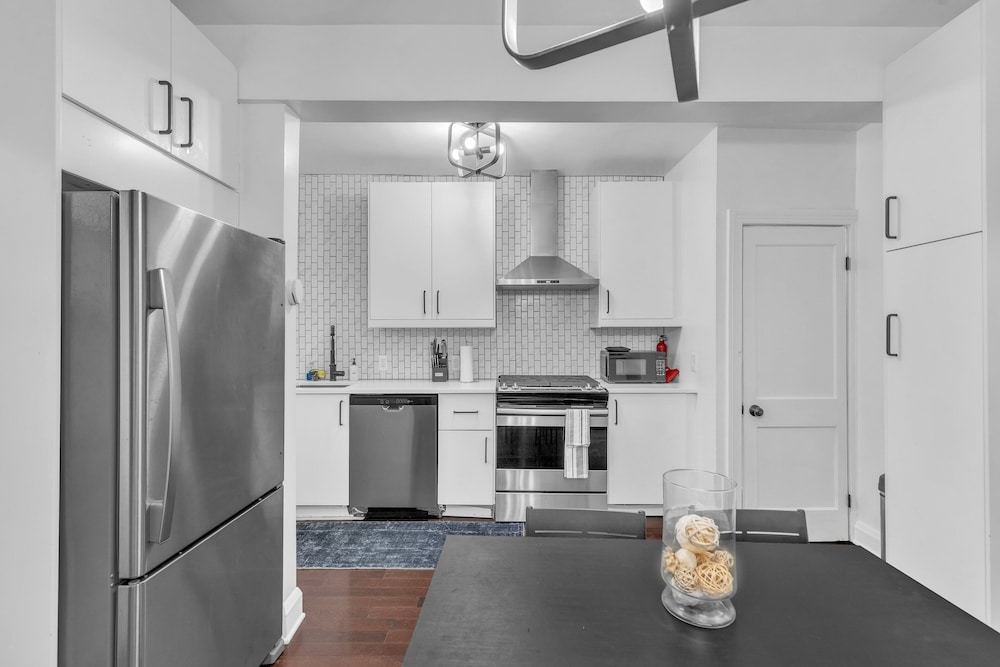 Cozy Getaway Quiet Neighborhood Near Dt 2 Bedroom Townhouse