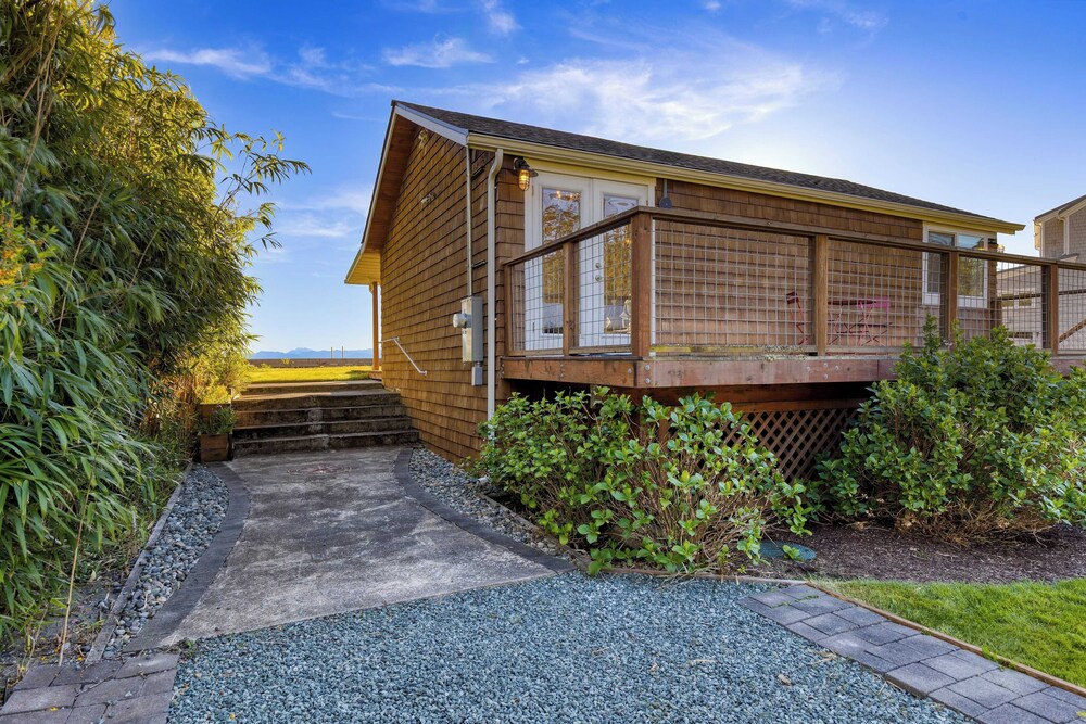 Cozy Whidbey Island Stay Steps on the Beach Fireplace, Bbq, Near Trails