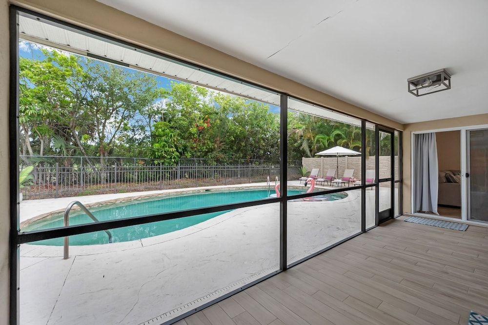 Naples Henrie Hideaway - Private Pool, Pet Friendly 12 Mins From Beach & Downtown 3 Bedroom Home