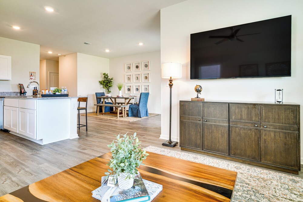 12 Mi to Avery Island: Spacious Family Home!