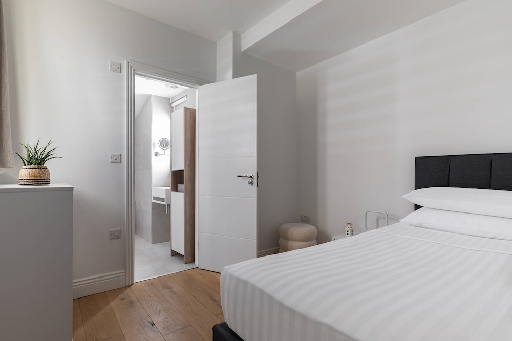 Priory Road III by Onefinestay