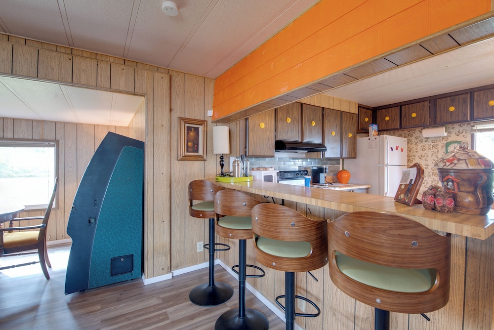 Walk to Beach! Fun Retro Retreat in Ocean Shores