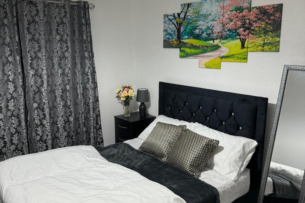 4BR Familyhome and Parking Sleeps7 Guests view 4