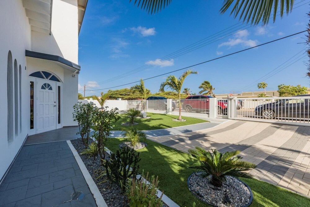 NEW Modern Stylish 6BR 6BA Villa Near Palmbeach