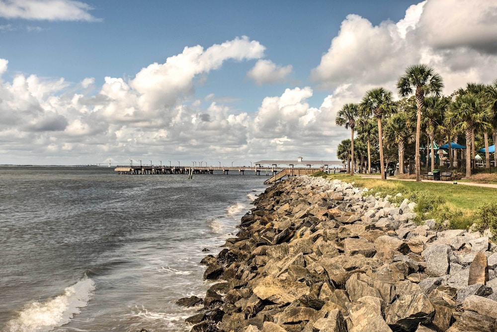Chic St Simons Townhome w/ Patio  Pool Access! - Property Image 6