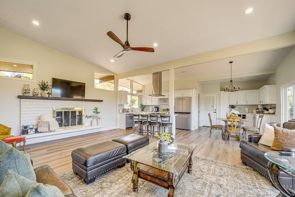 < 1 Mi to Shops: Uptown Sedona Home w/ Hot Tub!