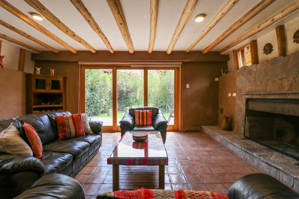 w Prestigious 3BR House in Villa Sagrado