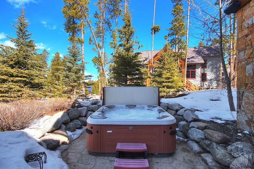 Mountain Majesty Manor 5 Bedroom Home by RedAwning