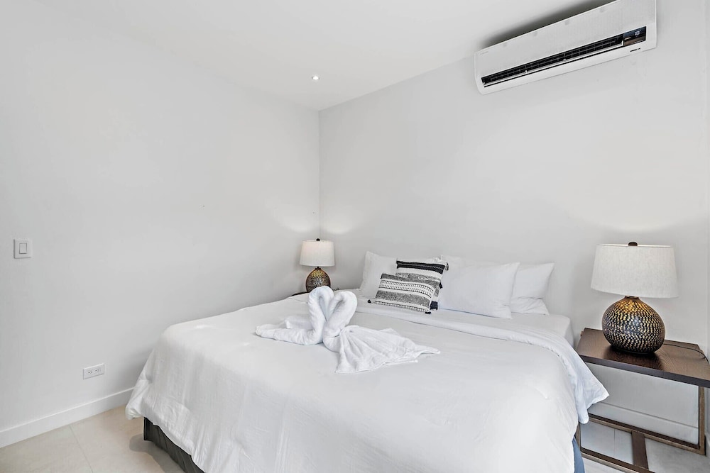 Modern Garden Villa with Private Pool, Outdoor Kitchen & Separate Casita Near Playa Potrero