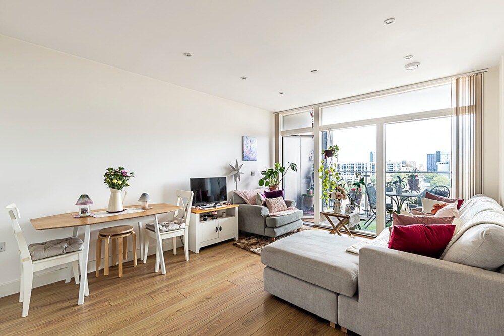 Stylish Canary Wharf Retreat For 2