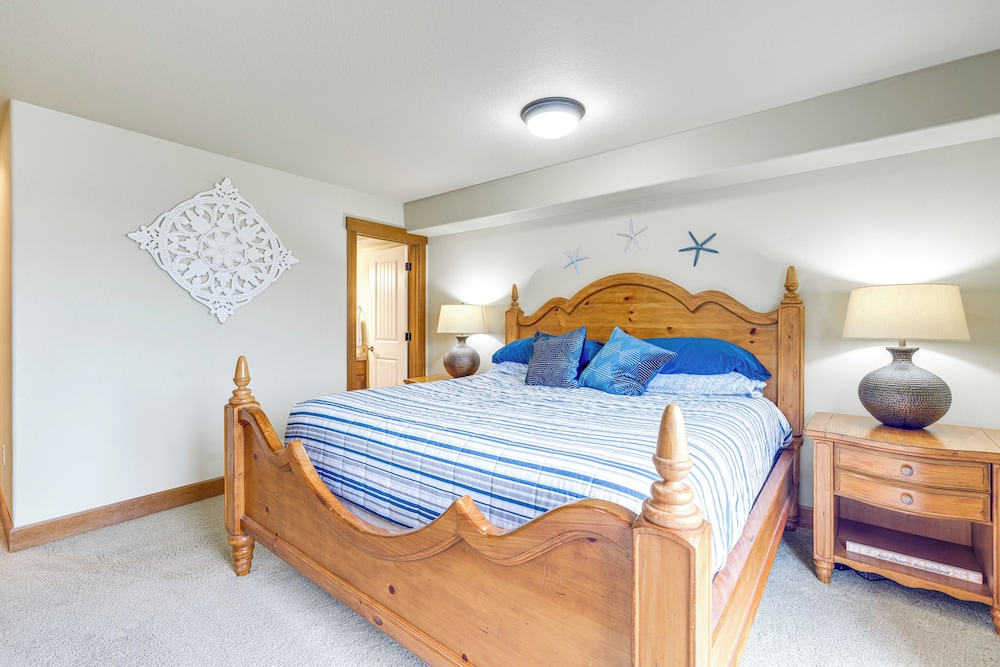 Walk to Lincoln City Beach: Townhome w/ Balconies!