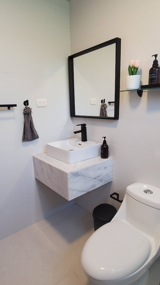 2 Bedrooms, 2 Bathrooms, AC, Wifi, Pool, Gym, No Blackouts, Santiago