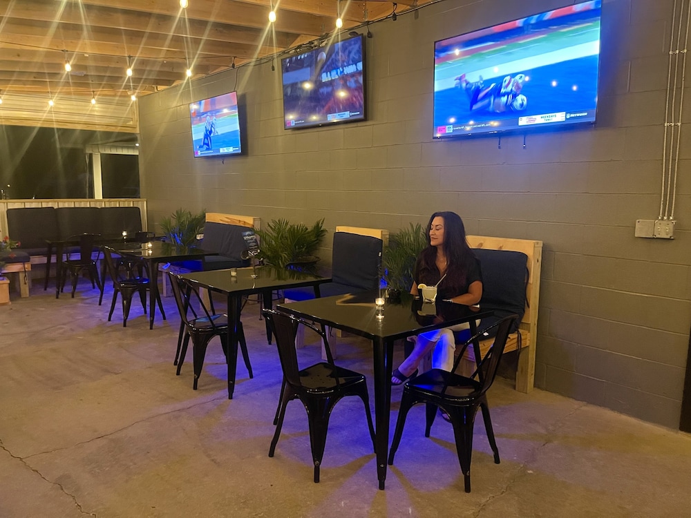 Road House Hotel  RV Park - Property Image 14