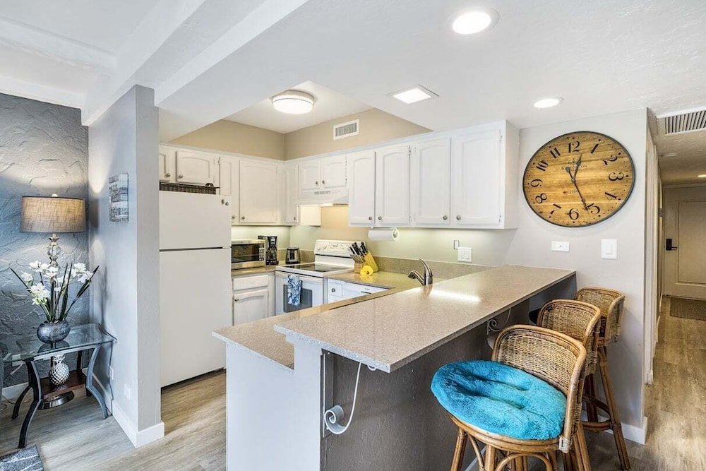 Great Location - Modern Island Condo - Vrkcv