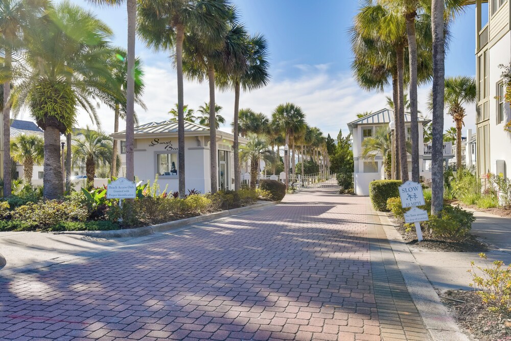 Walkable Condo w/ Pool Btwn Rosemary & Alys Beach!