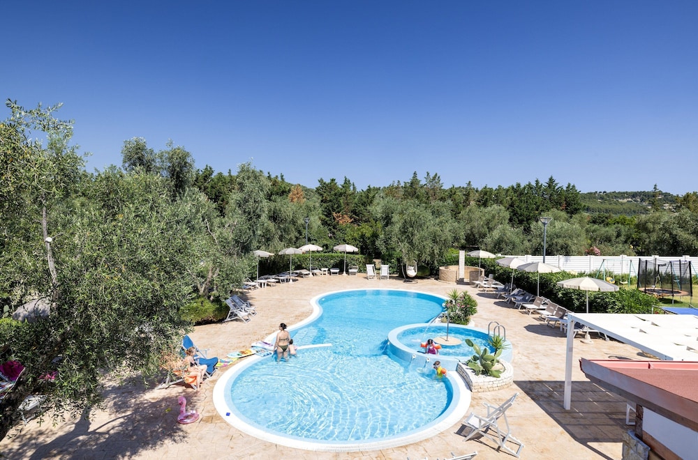Apartment With Communal Pool