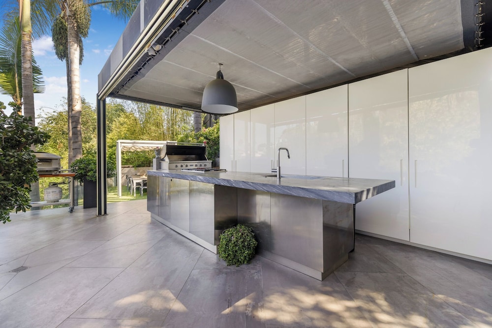 Villa Kaleida - Sleek Modern Sunset Villa With Eclectic Style & Infinity Pool
