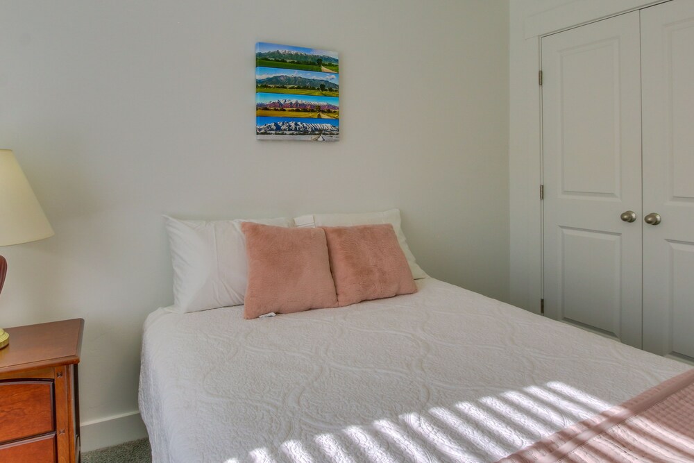 2 Mi to Zootah: Providence Townhome w/ Fireplaces view 5