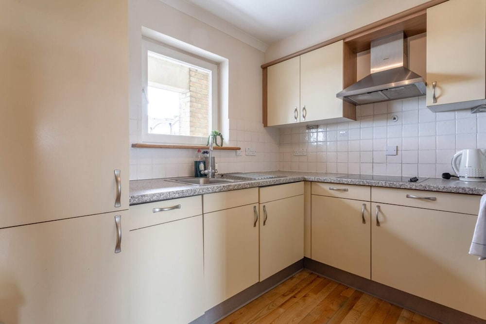 Bright, Modern One-bed With Stunning View of Thames