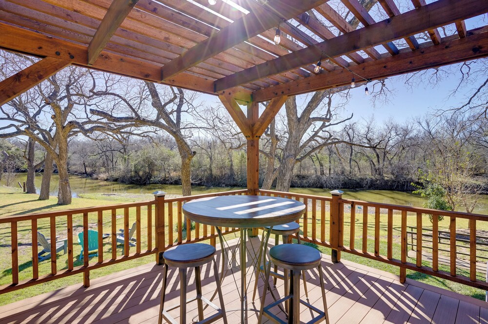 On-site River Access: Fishing Retreat in Granbury!