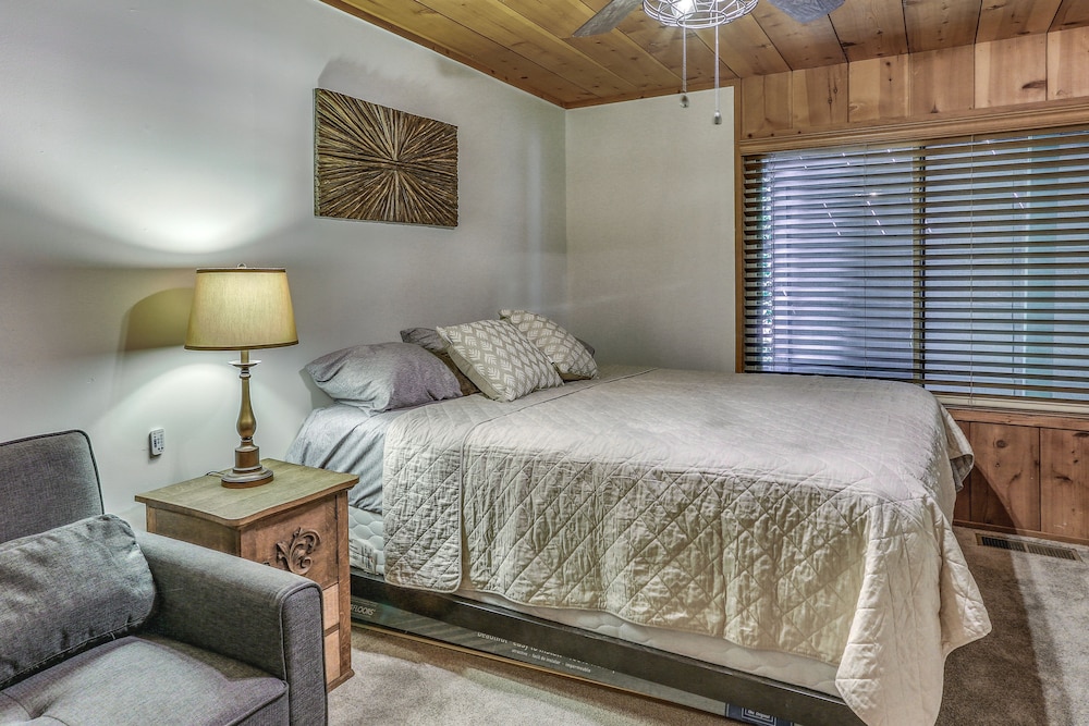 3 Mi to Shaver Lake: Cozy 'bears Hideaway' Cabin! view 5