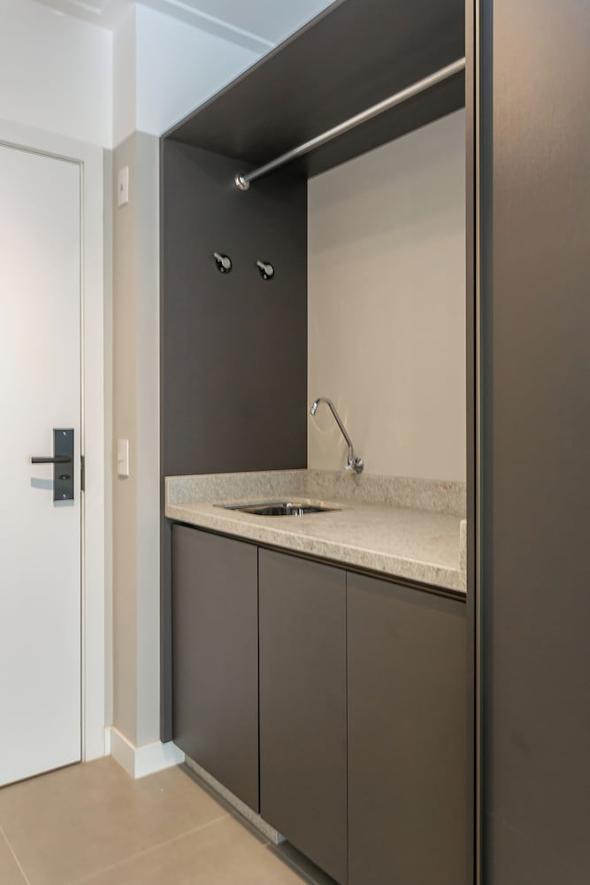 Studios Tower by Viva - Prédio com piscina e estacionamento no centro de Floripa