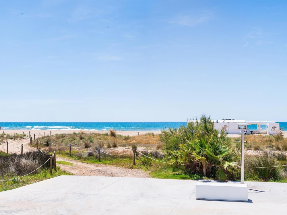 Sunny Apartment 3 Blocks to the Beach