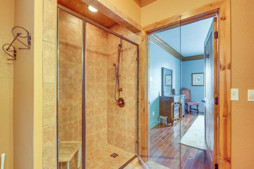 Private Hot Tub: 'bays View Lodge' in Kingsport!
