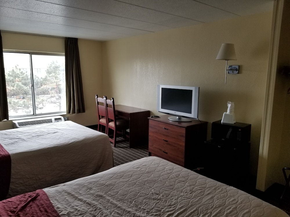 Lansing Vacations - Travelodge by Wyndham Lansing IL - Property Image 2
