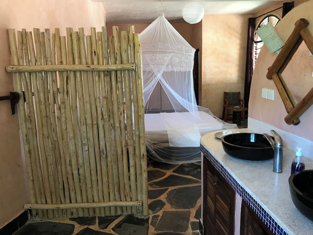 Room in Guest Room - Dolphin Suite 40 m2 in Villa 560 m2, Indian Ocean View view 4